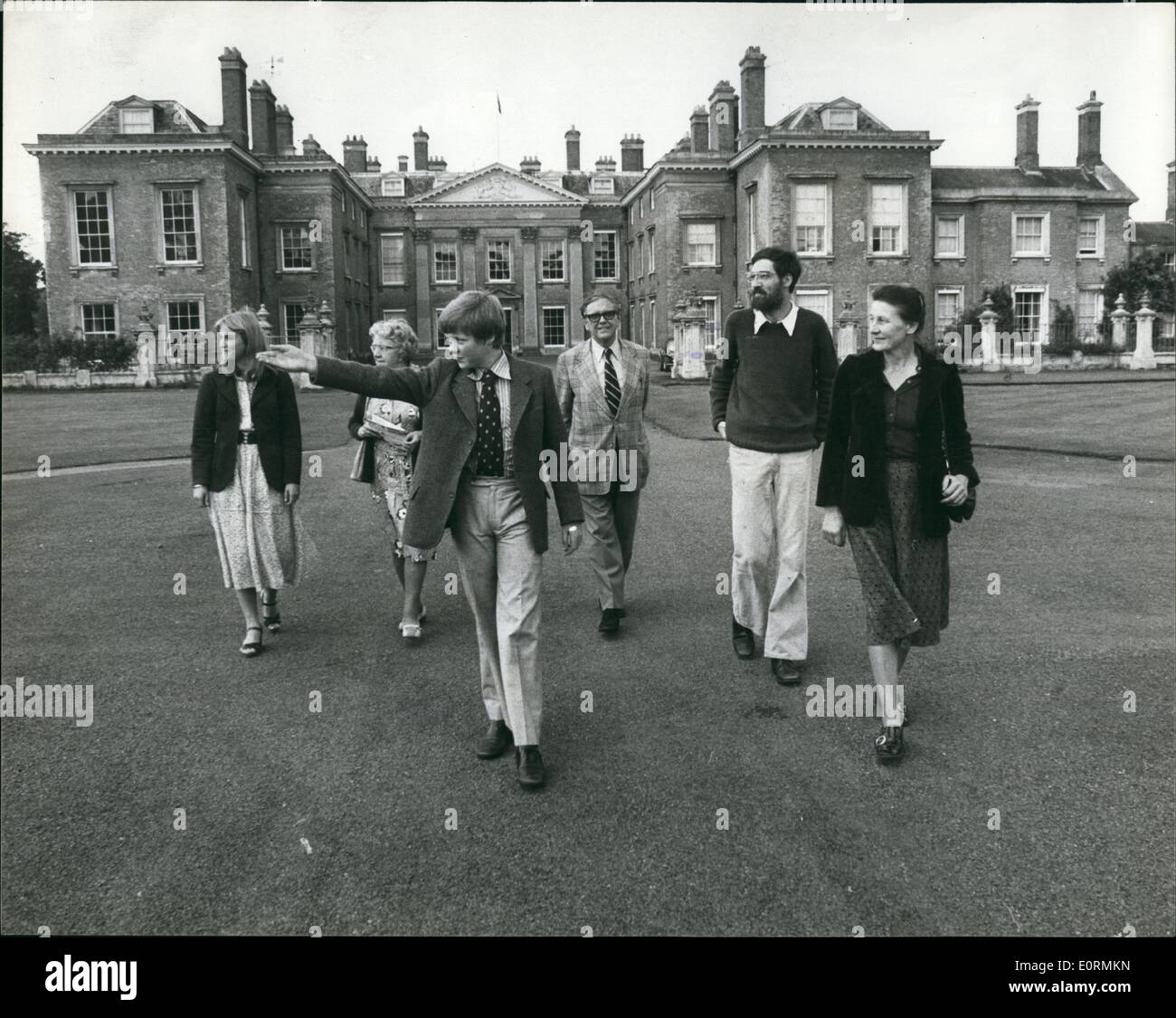 1 gennaio 1960 - Casa di famiglia di Lady Diana Spencer: Lady Diana Spencer, fidanzata di recente con il principe Carlo, è muro  a  dintorni. La sua famiglia possiede un'imponente casa, la Airthorpe House nel Northamptonshire, che è stata la casa della famiglia per generazioni. La casa contiene una famosa collezione di oltre 600 dipinti, tra cui molti di grande valore. Le foto mostrano il visconte Althorpe, il fratello minore di Lady Diana, agisce da guida non pagata durante le sue vacanze e mostra i visitatori in giro per la casa di famiglia. la casa e i giardini sono aperti al pubblico nei fine settimana. Foto Stock