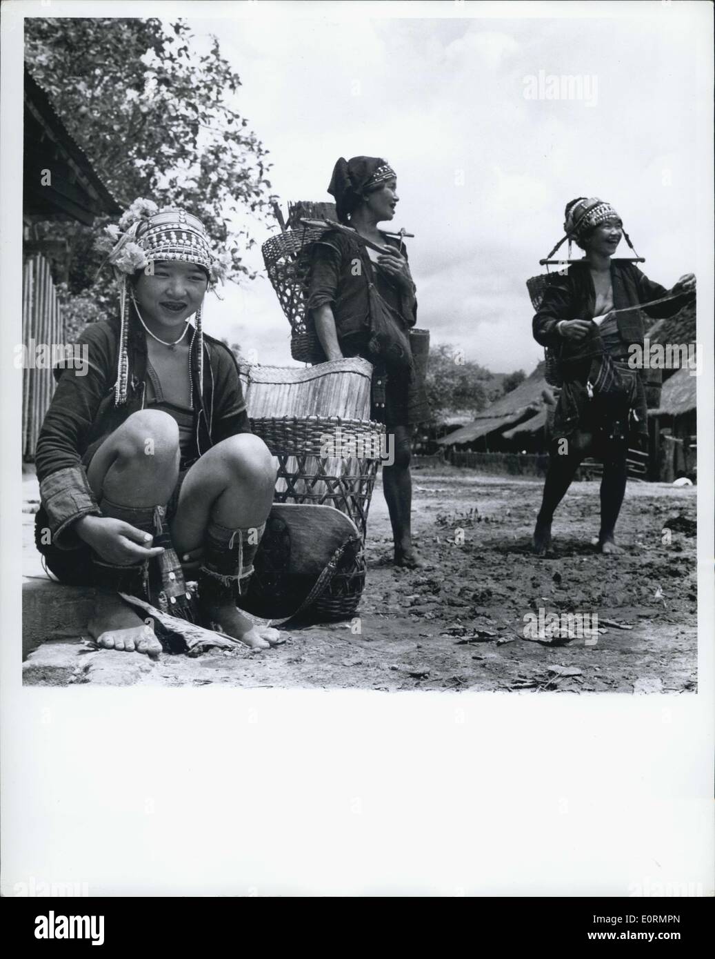 Gen 01, 1960 - Laos donne tribali della punta nordovest del Laos, portando le loro merci sul mercato in un cestello legato alla loro Foto Stock