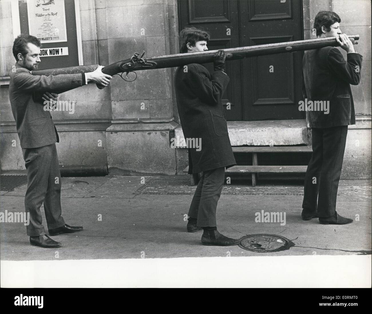 Jan 1, 1960 - Il splendidamente lavorato Indian Ceremonial pistola pesa 120 lbs. Foto Stock