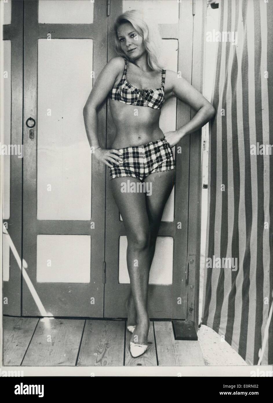 Gen 01, 1960 - Storia di successo per il tedesco Starlet in Italia: Poiché andando verso l'Italia, la bella tedesco starlet, Ingrid Schoeller, ha avuto parti in un certo numero di film di successo. Lo scorso autunno ha avuto una parte in un successo di giocare ''La Fata Barrack'', con una compagnia teatrale, e ora Ingrid, che partecipano al programma TV ''Napoli contro tutti'', ha fatto il suo debutto come cantante - ed è stato chiesto di fare il suo primo record. (Data esatta sconosciuto) Foto Stock