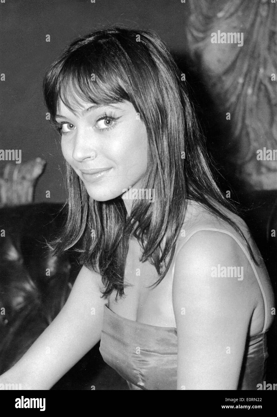 Attrice Anna Karina durante le riprese di "Ce soir ou jamais" Foto Stock