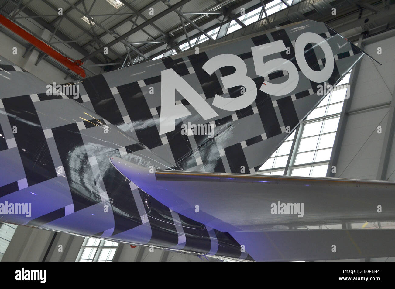 Tailfin di un Airbus A350XWB presso il quartier generale di Airbus in Finkenwerder, Amburgo, Germania Foto Stock