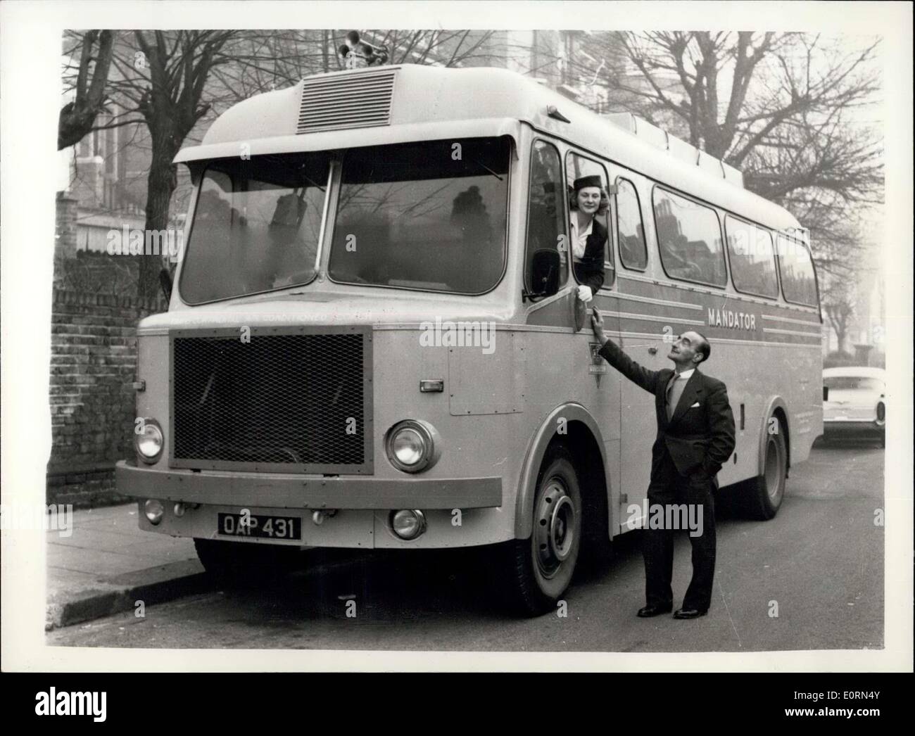 06 gennaio 1960 - autobus progettato per il comfort. Per andare in giro.: Un proprietario di flotta di taxi londinese, il sig. Jim Lipsey, ha progettato un autobus completamente climatizzato che porterà i passeggeri nel comfort attraverso qualsiasi clima. L'autobus 10,000 - il primo del suo genere al mondo, porterà i passeggeri a una temperatura uniforme attraverso il ghiaccio Baltico e la neve fino all'Equatore. L'autobus, dotato di bar e cucina per cucinare lungo il tragitto, è ora pronto per la strada e il primo viaggio è previsto per questo mese, quando il signor Lipsey lo porterà in un viaggio di cinque giorni attraverso la Francia Foto Stock