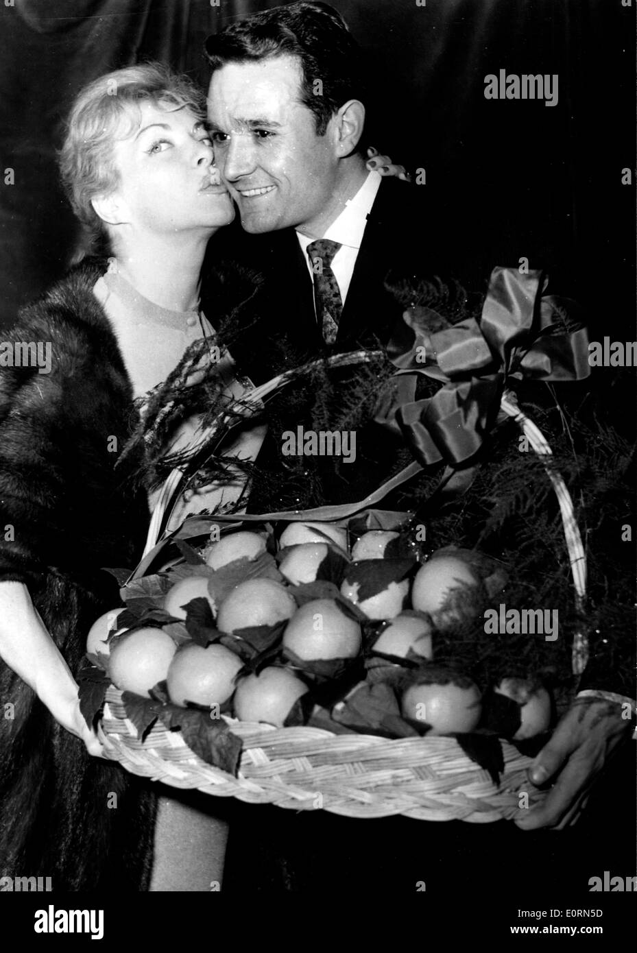 Line Renaud presenta ciclista Henry Anglade con premio arancione Foto Stock