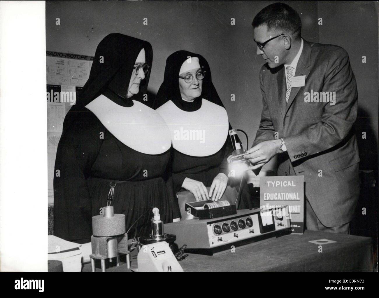 Gen 19, 1960 - tipica istruzione atomica trainer unità: Dr. Davis R. Dewey 11, presidente di Baird-Atomic Inc., sottolinea le caratteristiche di un tipico educational trainer unità usata nelle alte scuole e collegi di sorelle Maria Robert e Giovanni Nepomuceno, professori di fisica del Trinity College di Washington. Più di 500 scienziati, gli educatori e le altre persone che hanno partecipato al primo simposio sull educazione nucleare. Foto Stock