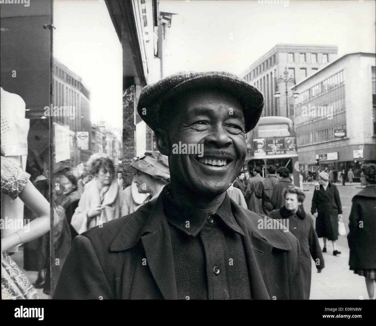 03 marzo 1960 - ''Happy Blues'' - One - Man - Band Singer viene a Londra: Essere visto a Londra ieri era sixy-tre anni Jesse Fuller dagli Stati Uniti. Jesse è un cantante dei numeri di ''Happy Blues'', e si accompagna in una tration one-man-band che egli chiama ''Fotdellaa'' Foto mostra Jesse Fuller arriva al London Jazz Club. Foto Stock