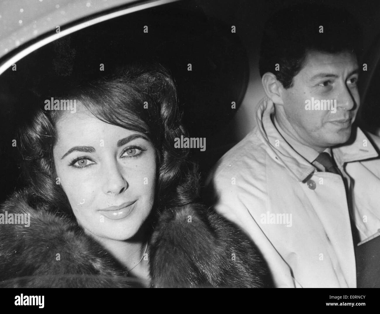 Gen 26, 1960 - Parigi, Francia - due time Academy Award winning legenda schermo Elizabeth Taylor, noto per il suo affascinante stile di vita di Hollywood e numerosi mariti sono morti 23 marzo 2011 di insufficienza cardiaca. Nella foto: Liz Taylor arriva all'aeroporto di Orly con mio marito, cantante Eddie Fisher. Foto Stock