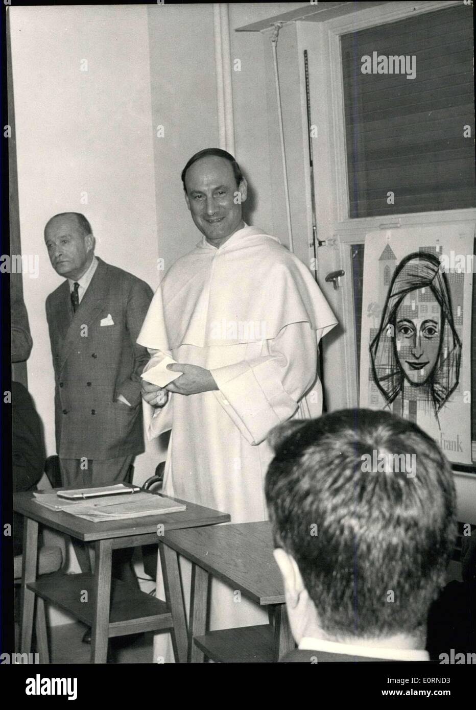 Gen 28, 1960 - Rev. F. Pire (Premio Nobel per la Pace) a Parigi: Rev. F. Pire, il premio nobel per la pace nel 1958, ha parlato dei suoi piani futuri per l aiuto degli sfollati durante un ricevimento presso Jullliard è il ben noto editore che ha appena pubblicato Padre Pire il libro "ouvenirs et Entretiens''. La foto mostra il Padre Pire mostrato durante il ricevimento. Foto Stock