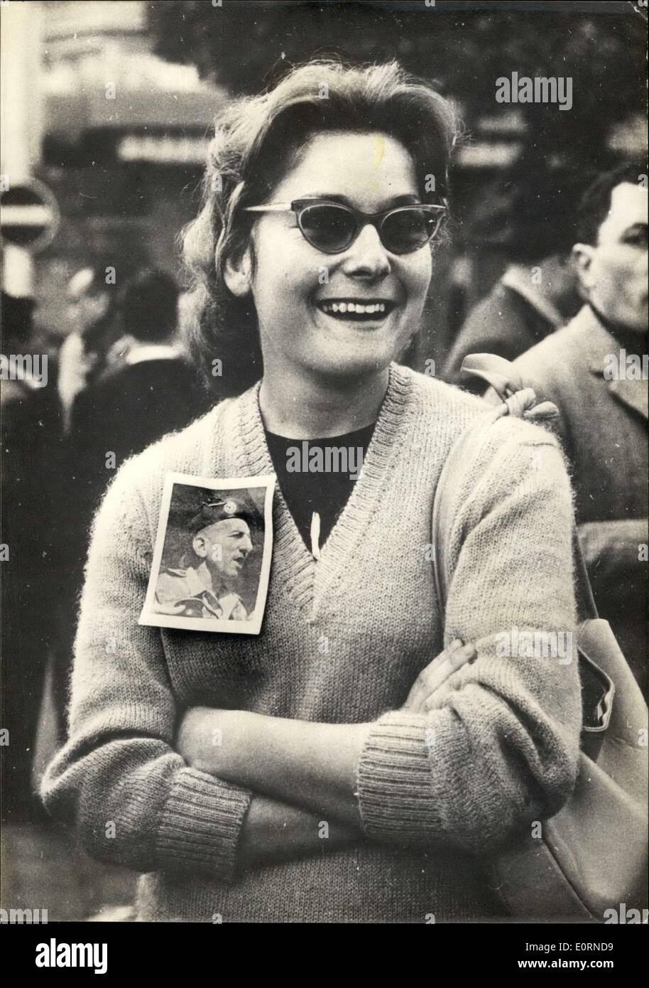 Gen 29, 1960 - la rivolta di Algeri OPS: una giovane ragazza francese la visualizzazione di una immagine di Massh che indossa imperniata sul suo pull-over. Foto Stock