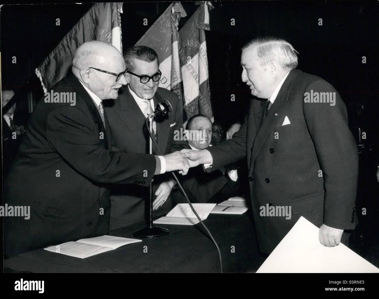 Febbraio 02, 1960 - M.Nordling premiato: La distribuzione annuale di Monorary gradi e riconoscimenti concessi dalla leage universale del bene pubblico si è tenuto presso l'Università della Sorbona, Parigi oggi. La foto mostra il M. Joseph Dumas, supplenza del ministro dei Lavori Pubblici, mani il grado della lega a M. Nordlino ex svedese di Console Generale il cui coraggioso intervento salva Parigi da essere distrutto dai tedeschi in ritirata a. Foto Stock