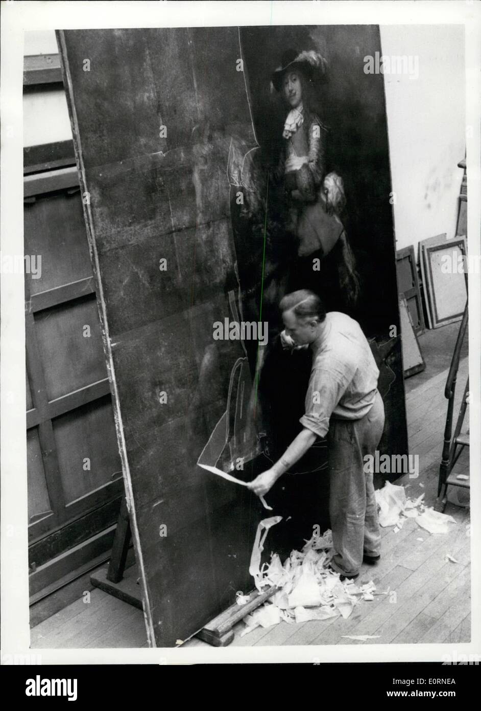 Febbraio 02, 1960 - Ripristino ''Ritratto di un uomo a cavallo '' acquistato dalla Galleria Nazionale di somma segrete.: Sig. A.W. Lucas - il capo restauratore - e i membri del suo staff - ora si sono alacremente al lavoro ripristinando il Rembrandt ''Ritratto di un uomo oh cavallo'' - acquistato da Lady Salmond per una somma non divulgate dalla galleria nazionale . Il Tesoro ha concesso una somma di &pound;128.000 verso la totale Foto Stock