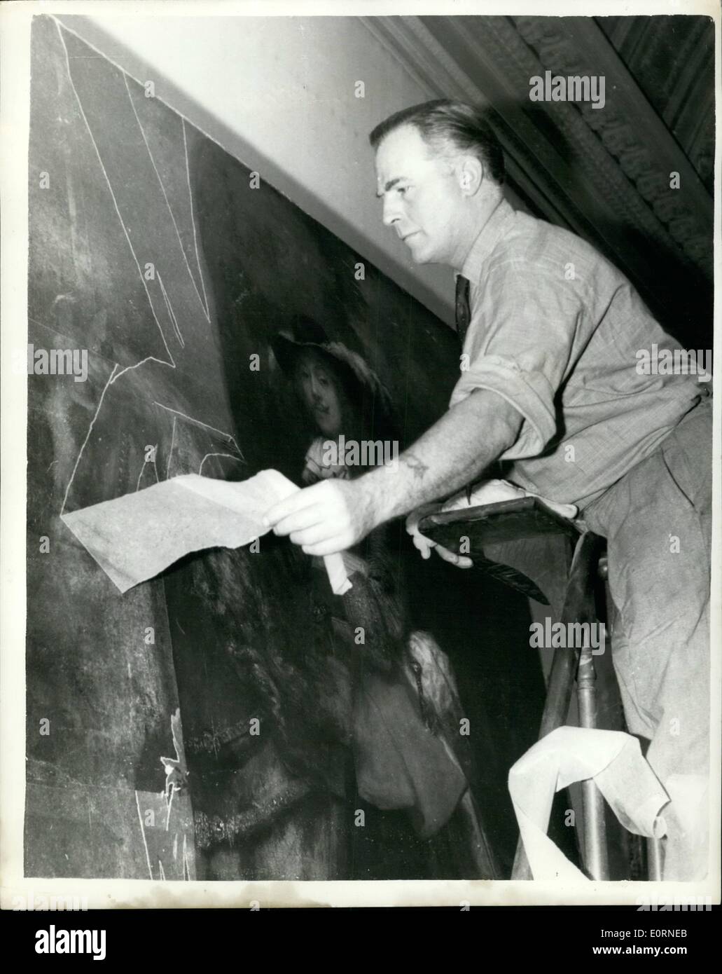 Febbraio 02, 1960 - Ripristino ''Ritratto di un uomo a cavallo '' acquistato dalla Galleria Nazionale di somma segrete.: Sig. A.W. Lucas - il capo restauratore - e i membri del suo staff - ora si sono alacremente al lavoro ripristinando il Rembrandt ''Ritratto di un uomo oh cavallo'' - acquistato da Lady Salmond per una somma non divulgate dalla galleria nazionale . Il Tesoro ha concesso una somma di &pound;128.000 verso la totale Foto Stock