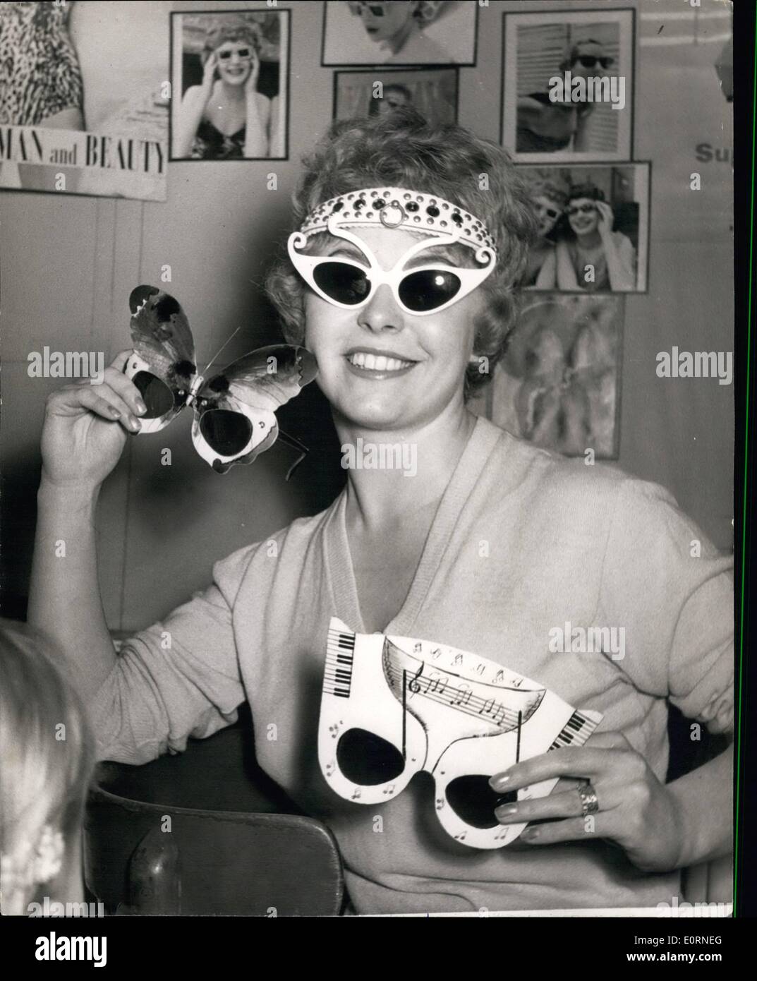 Febbraio 02, 1960 - Oggettistica fiera apre a Blackpool Glasses-For il sole: una delle giovani donne dell'Oggettistica Fair-è impaziente di estate-pensiero senza dubbio del Blackpool spiagge-come lei tenta di eseguire un assortimento di occhiali da sole-ieri. Foto Stock