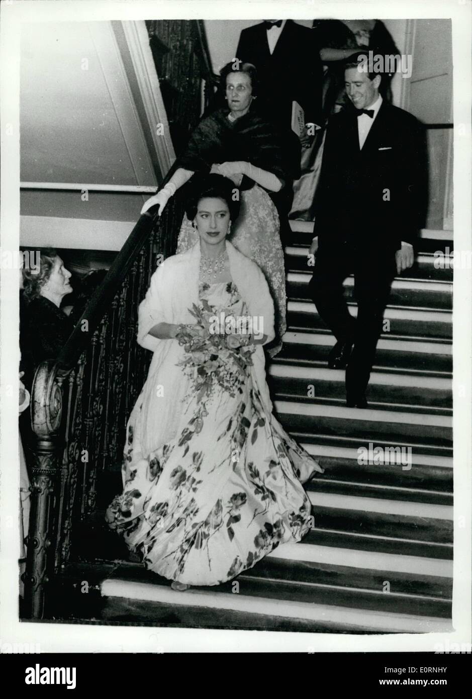 Mar 17, 1960 - 17-3-60 principessa Margaret vede seguire quella ragazza . S.a.r. La principessa Margaret, indossando un bianco abito di taffettà con design di rose, si fa strada giù per le scale al Vaudeville Theatre, Londra la scorsa notte, dopo aver frequentato la carità anteprima del nuovo spettacolo musicale seguire quella ragazza . In accordo con personalizzato, il suo fiancé, il sig. Antony Armstrong Jones, passeggiate a pochi metri dietro. L'anteprima è stato in aiuto dei Dockland insediamenti. Foto Stock Mar 17, 1960 - 17-3-60 principessa Margaret vede seguire quella ragazza . S.a.r. La principessa Margaret, indossando un bianco abito di taffettà con design di rose, si fa strada giù per le scale al Vaudeville Theatre, Londra la scorsa notte, dopo aver frequentato la carità anteprima del nuovo spettacolo musicale seguire quella ragazza . In accordo con personalizzato, il suo fiancé, il sig. Antony Armstrong Jones, passeggiate a pochi metri dietro. L'anteprima è stato in aiuto dei Dockland insediamenti. Foto Stock