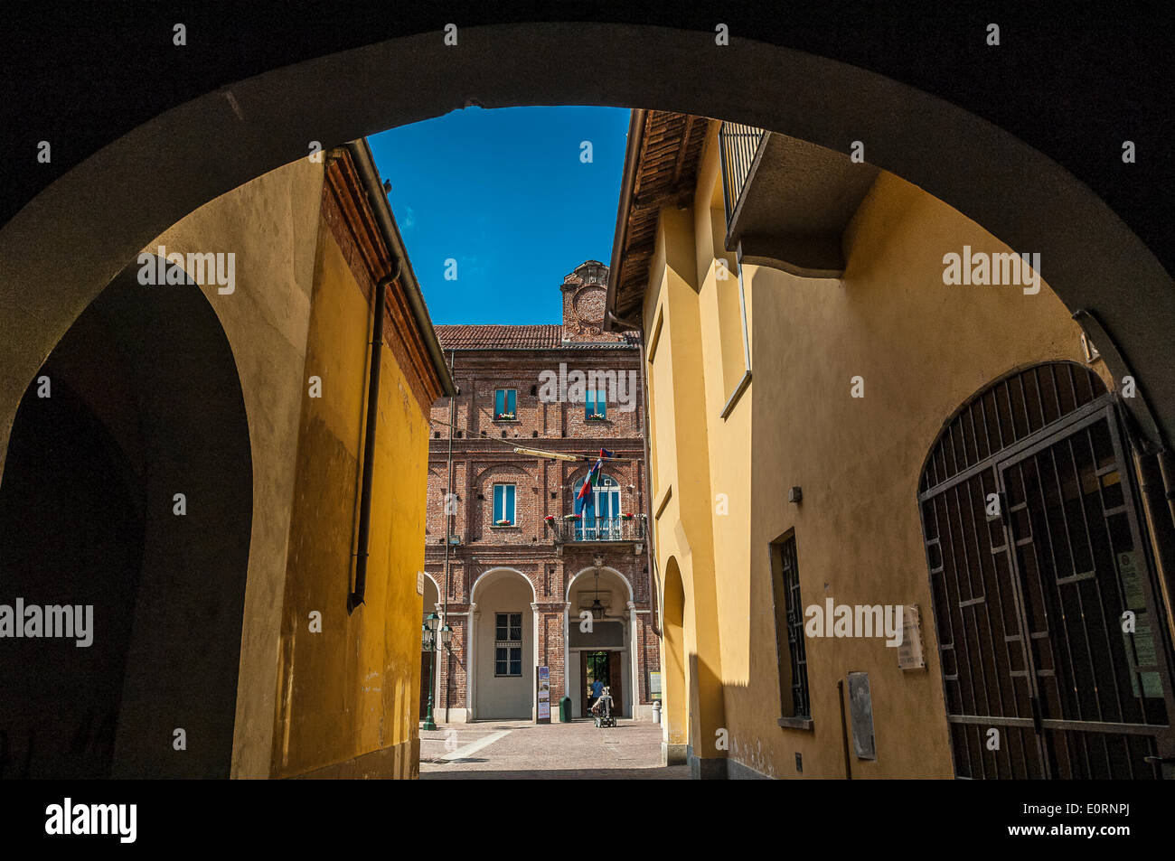 Italia, Piemonte in provincia di Torino Chivasso 18 maggio 2014 il centro storico. Via Torino l ingresso del municipio Foto Stock