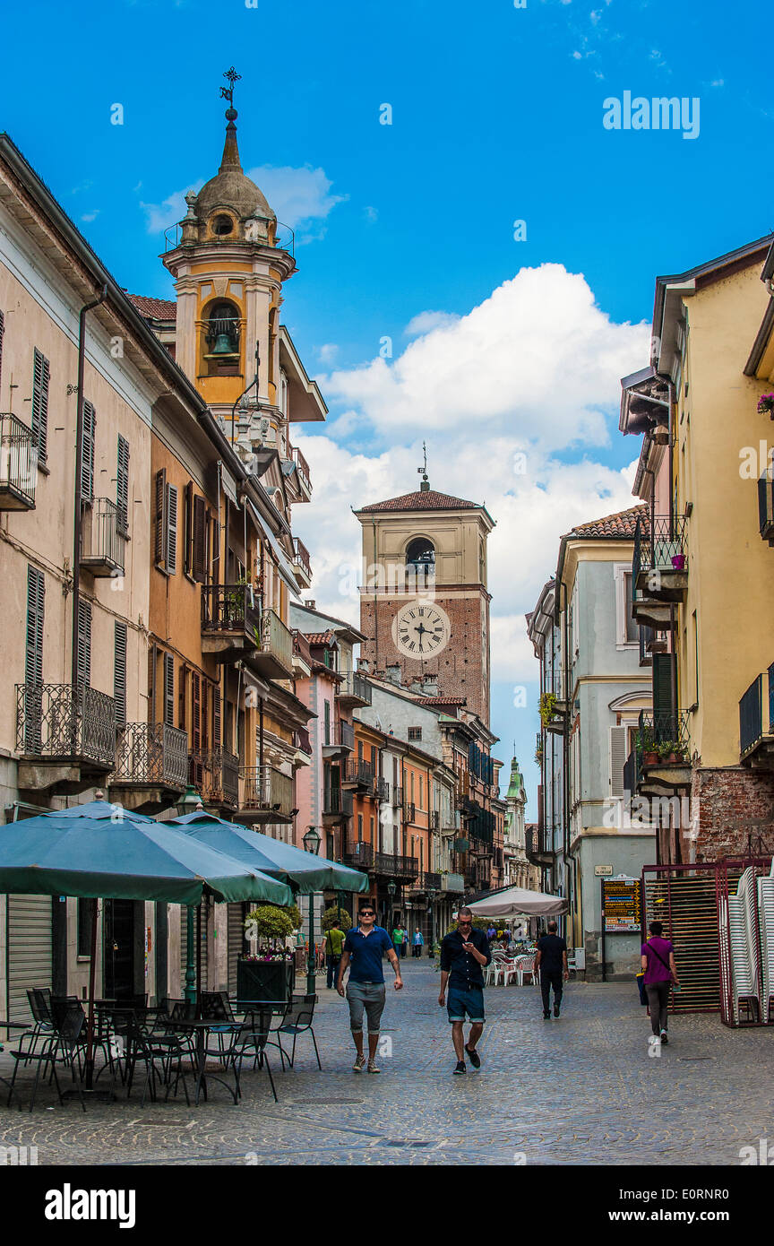 Italia, Piemonte in provincia di Torino Chivasso 18 maggio 2014 il centro storico. Via Torino , sullo sfondo il campanile della cattedrale Foto Stock