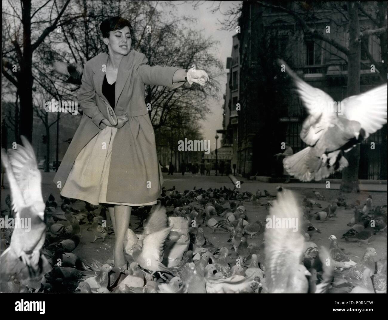 Febbraio 02, 1960 - film bulgaro attrice a Parigi per la premiere del suo film: Sasha Khroucharska, il giovane bulgaro, attrice cinematografica, è ora a Parigi dove lei parteciperà alla premiere del suo film ''Le stelle'' che ha ricevuto un premio speciale della giuria al festival di Cannes nel 1958. Sasha Khroucharska impersona nel film della giovane ragazza Ebrea ( una sorta di Ann bulgaro Frank) destinato a morire in una morte tedesco camp. Mostra fotografica di Sasha Krucharska raffigurata con piccioni vicino a place de l'Etoile, Parigi questa mattina. Foto Stock