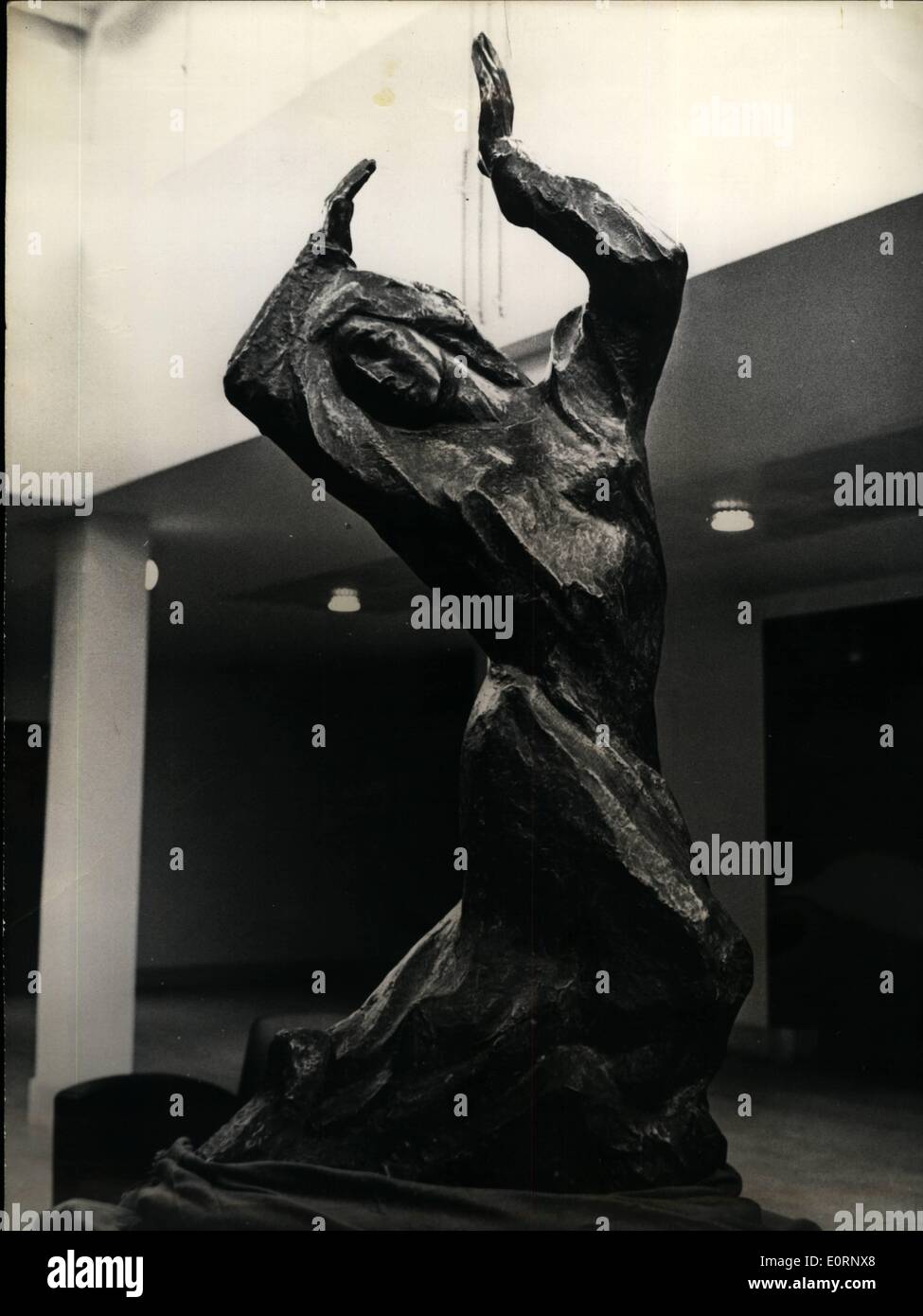 Febbraio 02, 1960 - UNA SCULTURA PER LA COSTRUZIONE DELLA NATO A PARIGI: Ambasciatore von Walther, IL RAPPRESENTANTE PERMANENTE DELLA FEDERAL Foto Stock