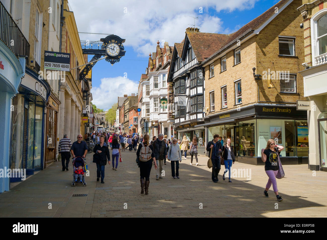 La High Street in Winchester, Hampshire, Inghilterra, Regno Unito Foto Stock