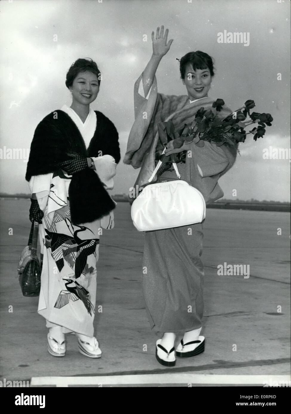Apr. 04, 1960 - Legato per Cannes: Machiko Kyo arriva a Parigi Machikyo, il famoso schermo giapponese attrice, arrivati alla Aviosuperficie solo sul suo modo di Cannes dove parteciperà il Film Festival. Ops: Machiko KYO (diritti di foto solo in aeroporto. Accanto a lei è il suo interprete sECERTARY MISS NIRCKO OGAVA. Foto Stock
