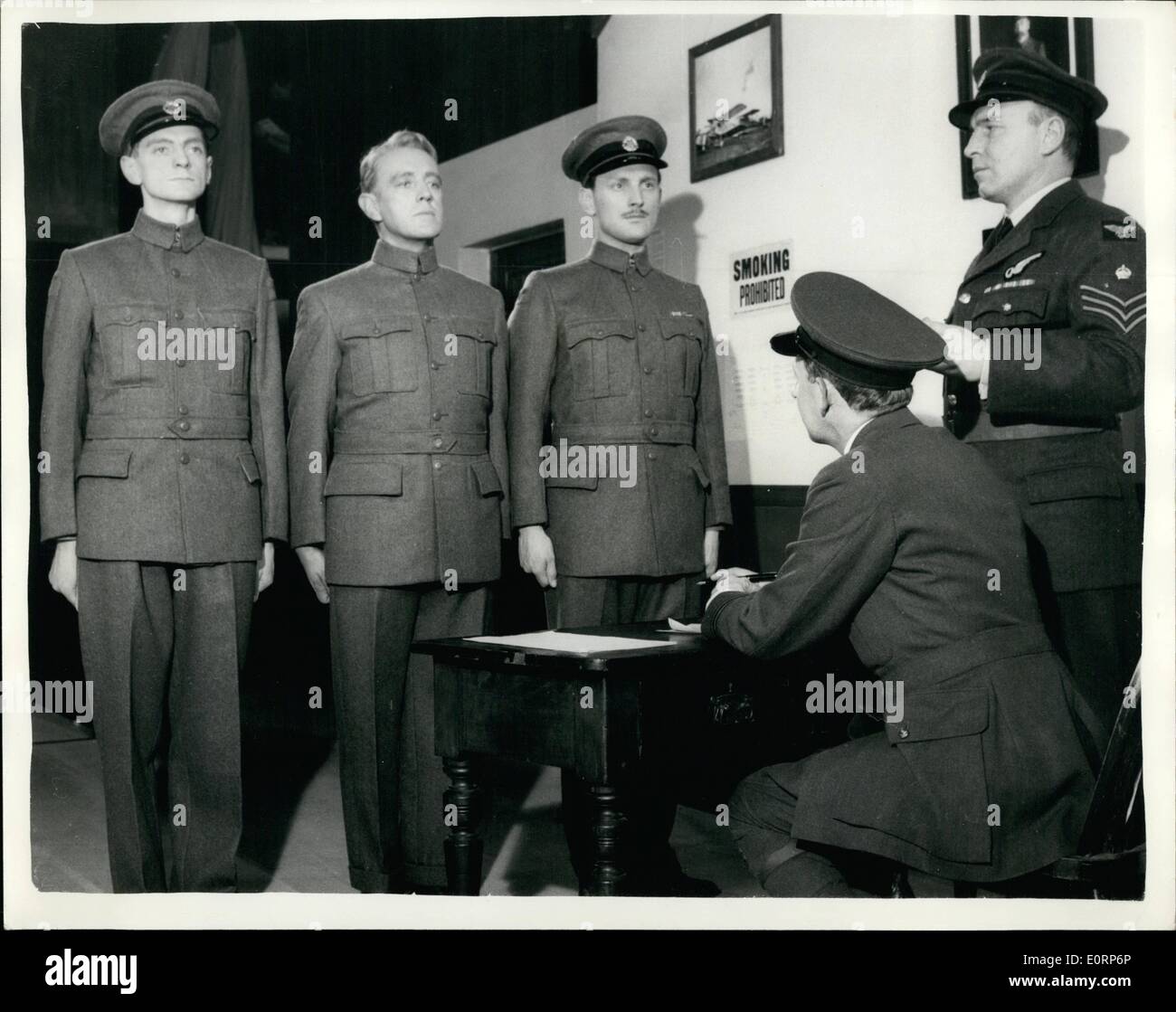 Apr. 04, 1960 - Sir Alec Guinness gioca ''Lawrence d'Arabia'': Sir Alec Guinness è raffigurante il ruolo di Lawrence d'Arabia - nel giocare ''Ross'' di Terence Rattigan - che è ora in esecuzione presso il Royal Court Theatre, Liverpool. Mostra fotografica di Sir Alec Guinness come A/C Ross del R.F.C. - Su una carica di essere assente senza lasciare - in una scena da Ross. Foto Stock
