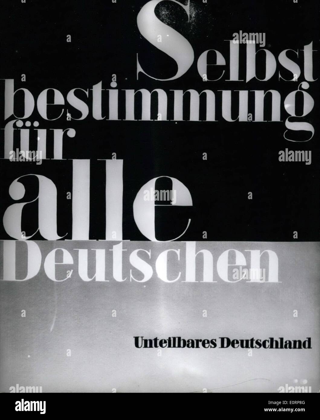 Apr. 04, 1960 - Campagne per il diritto sovrano il Curatorium Undividable la Germania ha ora iniziato a Berlino le campagne "overeign diritto''. Lo start è una targhetta campagne con 400.000 cartelloni, leggendo le parole 'overeign giusto per tutti i tedeschi". Le campagne andrà fino a giugno 17th, il giorno dell'unità tedesca e il culmine sarà raggiunto in una dimostrazione della gioventù sulla montagna Hoher Meissner al confine tra oriente e occidente in Germania dove il Presidente tedesco Dr. Luebke parlerà Foto Stock