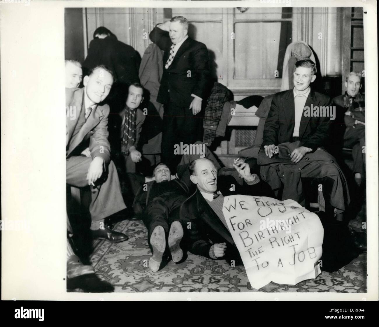 02 febbraio 1960 - Strike.: I minatori sit-down hanno organizzato ieri uno sciopero sit-down di sei ore nella sede centrale del Coal Board a Londra. Quattrocento uomini di Betteshanger Colliery, Kent, avevano marciato intorno e intorno alla Hobart House portando striscioni che protestavano alle 140 notifiche di ridondanza alla buca. Poi 100 di loro entrarono nell'edificio e si accamparono nella Sala conferenze No. 16. Il/ha rifiutato di scappare fino a quando Sir James Bowman Presidente del Consiglio Nazionale del carbone, ha parlato loro circa gli avvisi Foto Stock