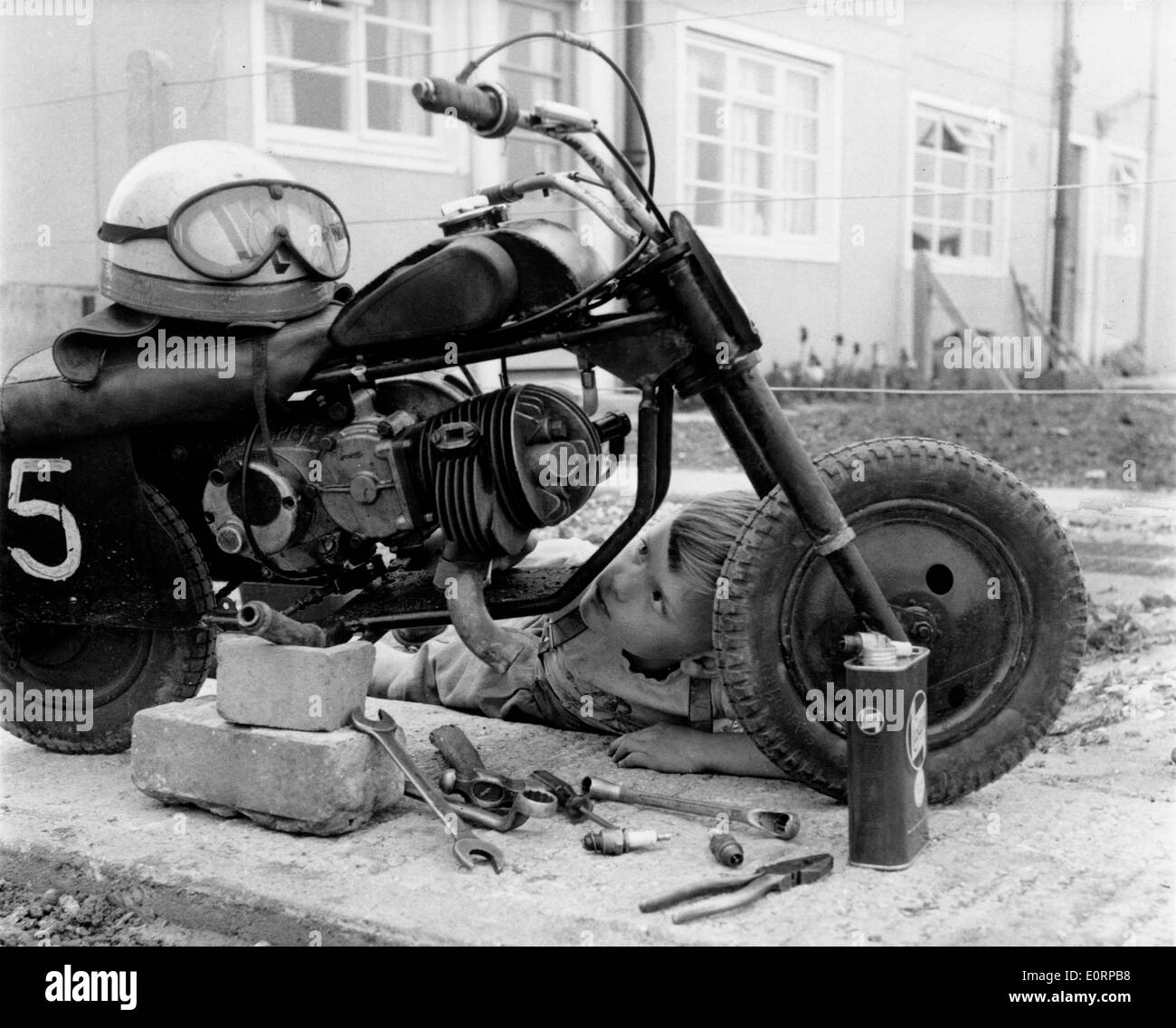 Sei anni di Clive Loynes opere sulla sua bici del motore Foto Stock