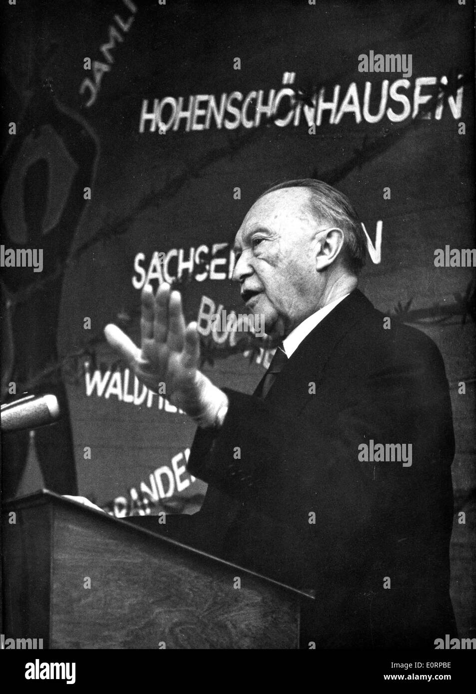 Konrad Adenauer parla per le vittime dello stalinismo Foto Stock