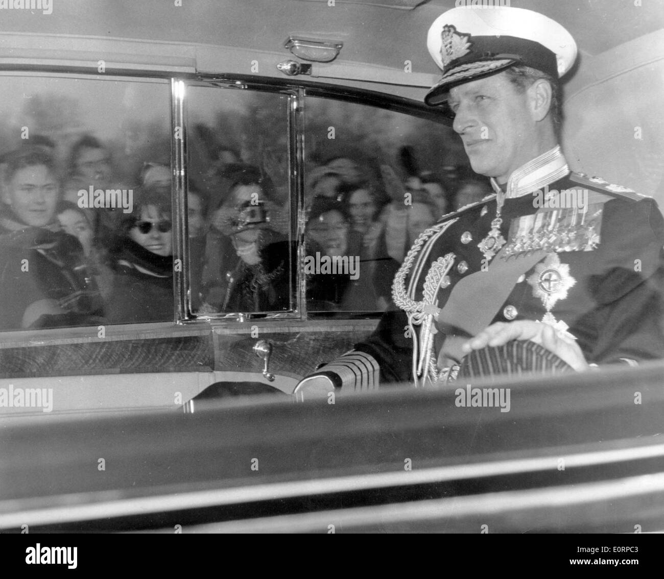 Il principe Filippo in auto in uniforme Foto Stock