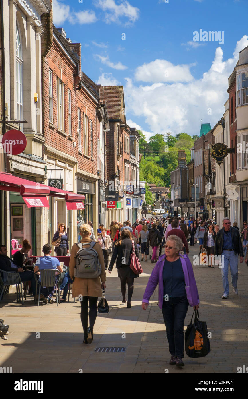 Strada trafficata per lo shopping, nel Regno Unito, nella strada principale di Winchester, Hampshire, Inghilterra Foto Stock
