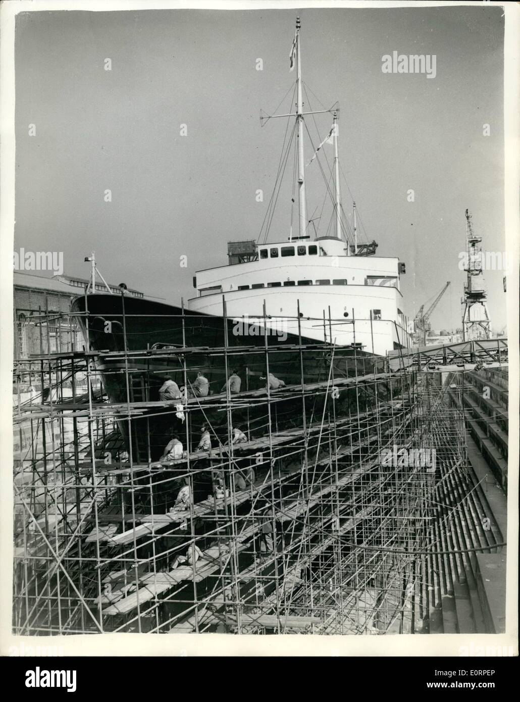 Apr. 04, 1960 - Il Royal Yacht Britannia è preparato per il Royal luna di miele. Il Royal Yacht Britannia è ora in bacino di carenaggio a Portsmouth dove ella è stata preparata per il viaggio di nozze della principessa Margaret e Tony Armstrong-Jones. Lo scafo della nave viene ri-verniciato con speciale Royal vernice blu. Mostra fotografica di:- una vista generale che mostra gli uomini al lavoro verniciatura dello scafo della Britannia come lei si trova nel bacino di carenaggio a Portsmouth. Foto Stock