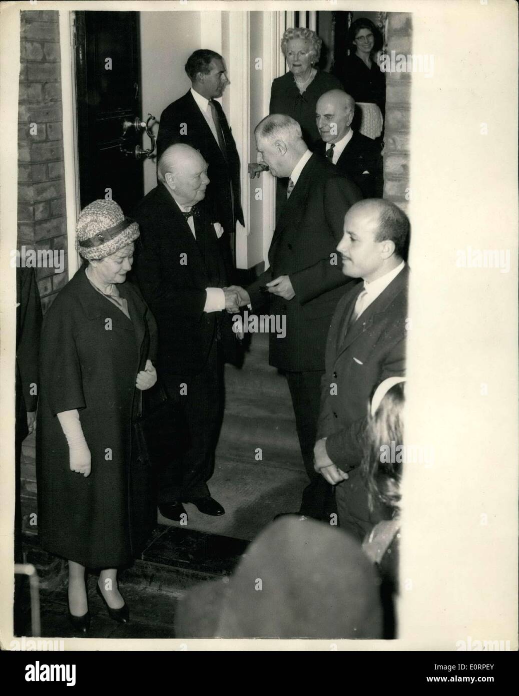 Apr. 06, 1960 - Presidente e MME De Gaulle visita per Winston e Lady Churchill: Sir Winston scuote le mani con il Presidente De Gaulle come egli lascia Sir Winston's London Residence a Hyde Park Gate questa sera. In primo piano è di Mme de Gaulle. Foto Stock