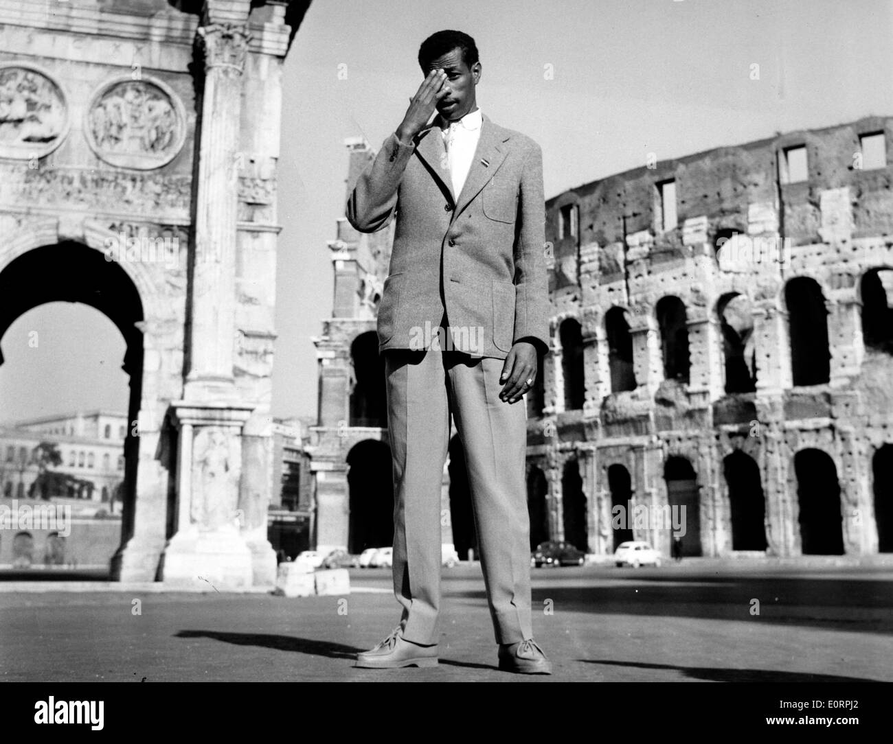 Runner Abebe Bikila vista vede a Roma su pausa dai giochi olimpici Foto Stock