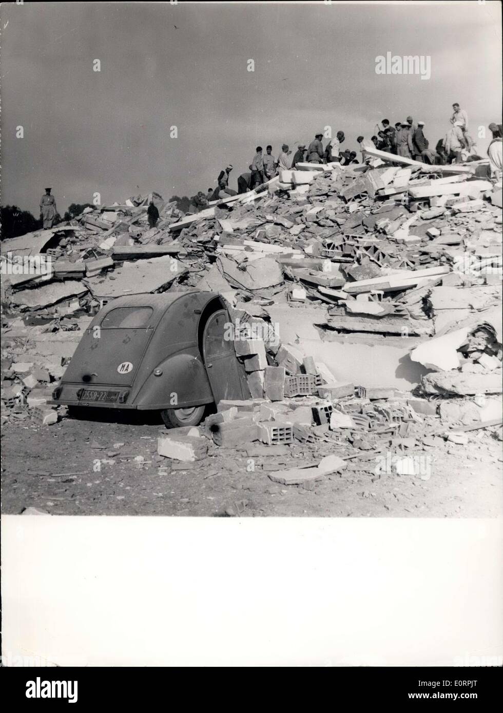 Mar 02, 1960 - Agadir terremoto: Relitto di un'auto sepolta sotto un shamble di mattoni e detriti nella sezione europea di Agadir. Foto Stock