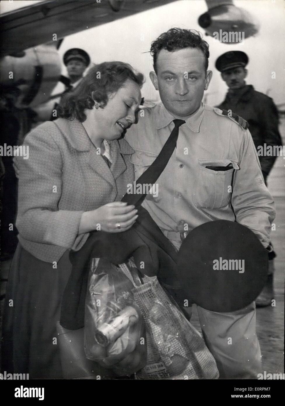 Mar 03, 1960 - Più Agadir superstiti arriva a Parigi: scene drammatiche: un secondo gruppo di Agadir superstiti arrivati all'aeroporto Le Bourget dal piano speciale di questo pomeriggio. La foto mostra: una giovane donna il cui marito è stato ucciso durante il terremoto si getta tra le braccia di suo fratello al suo arrivo all'aeroporto Le Bourget questo pomeriggio. Foto Stock