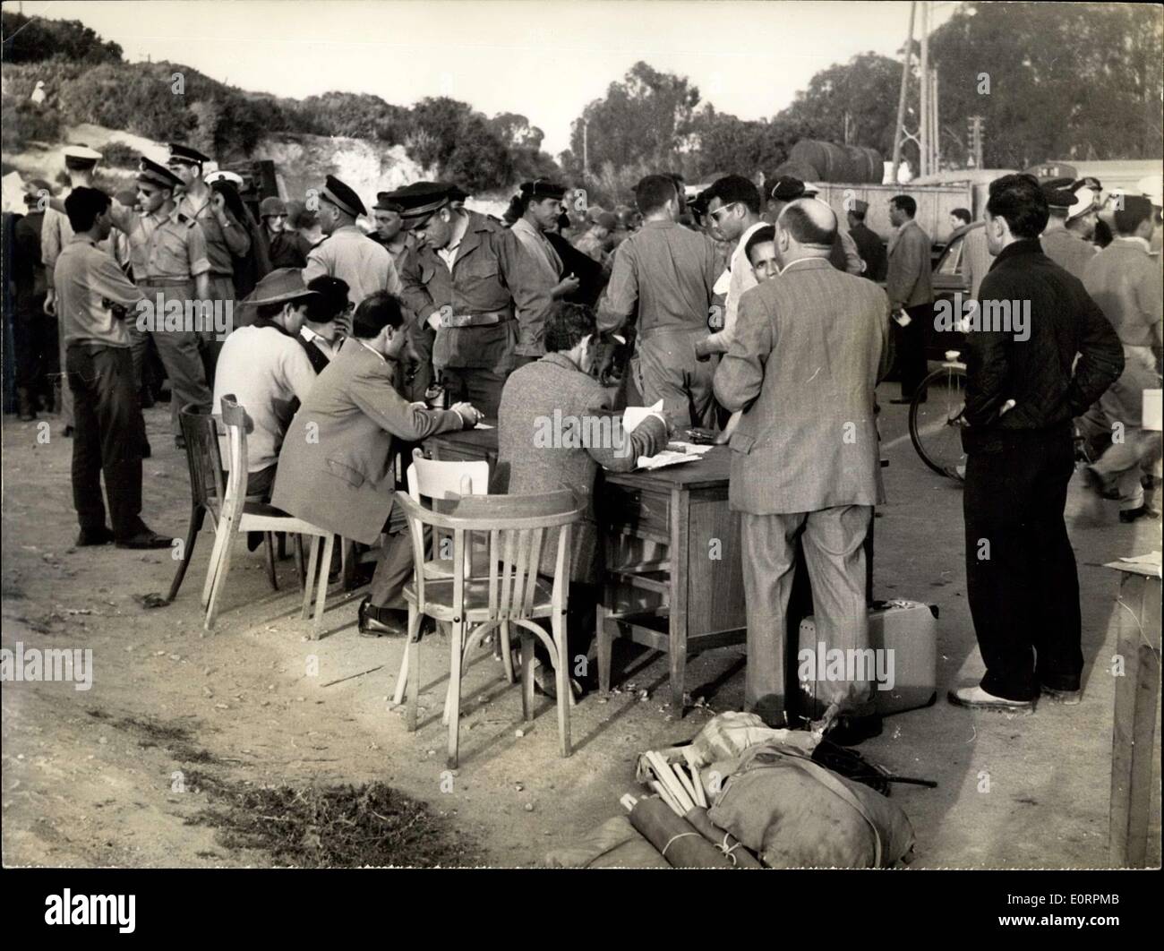 Mar 03, 1960 - Agadir terremoto. La foto mostra i dipendenti al lavoro per il controllo fino ai superstiti e organizzazione di aiuto nella parte anteriore di un edificio che è rimasto intatto. Foto Stock