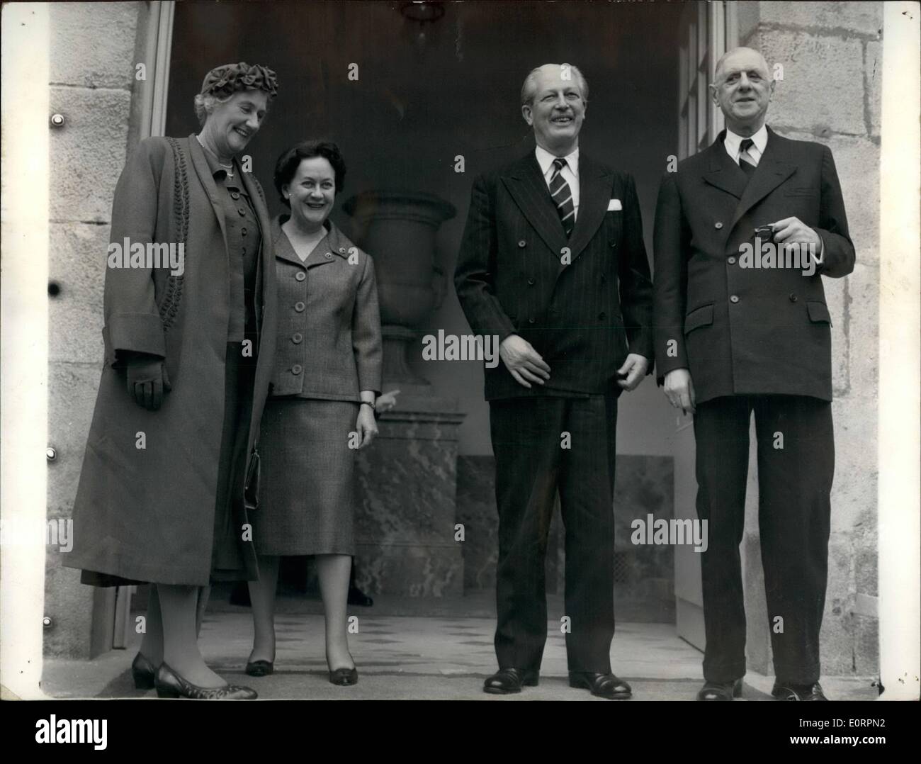 Mar 03, 1960 - Macmillan-De Gaulle colloqui.: da sinistra a destra lady Macmillan, Madame de Gaulle il generale De Gaulle e Harold Macmillan foto presso il castello di Rambouillet, a circa 40 km da Parigi, questo pomeriggio. Macmillan che era su un flying visita a Parigi ha avuto un colloquio con il generale de Gaulle. La riunione è creduto di essere in connessione con la prossima visita a Parigi di Nikita Khrushchev. Foto Stock