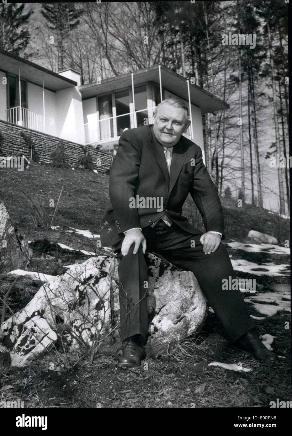 Mar 03, 1960 - Il Ministro tedesco dell'economia, prof. Ludwig Erhard (Ludwig Erhard) è che sono in vacanza in questo momento nella sua casa al lago Tegernsee in Baviera. Foto Stock