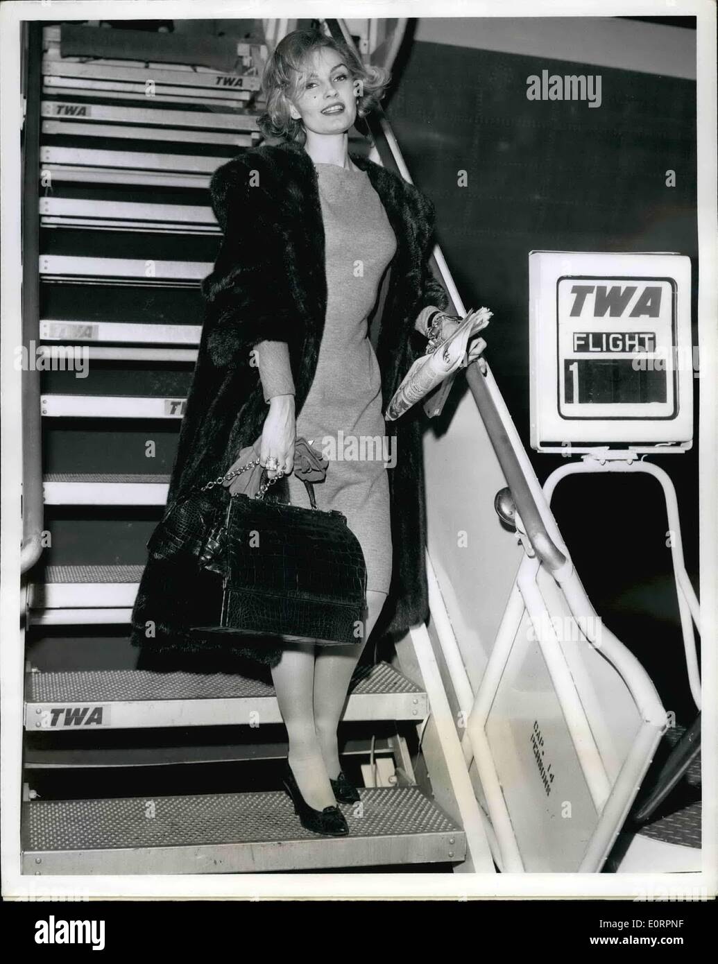 Mar 03, 1960 - Per il rilascio immediato: N.Y. Aeroporto Internazionale, glamour Socialite girato Model-Actress Pamela Curran Sig.ra Robert Sweeney che di recente ha fatto notizia durante la sua battaglia giudiziaria per la custodia dei suoi figli, è raffigurato prima di salire a bordo di un TWA Intercontinental Jet di Los Angeles su un agente di assegnazione. Foto Stock