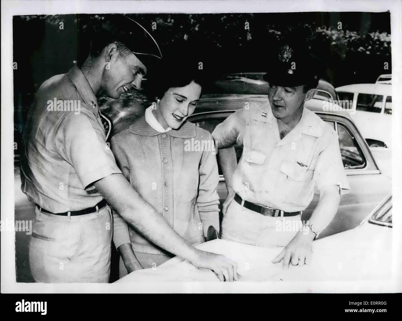 Maggio 05, 1960 i Russi - rilasciare American equipaggio e passeggeri: l'equipaggio e i passeggeri della United States Air Force C-47 trasporto forzato verso il basso dai combattenti russi oltre la Germania Est cinque giorni precedentemente sono stati liberati dai sovietici e arrivati a Wiesbaden, Germania. La macchina era stato forzato verso il basso quando su un volo da Copenhagen a Amburgo i russi sostenendo che essa aveva volato a 22 miglia all'interno della Germania Est. La foto mostra il Capitano pilota Lundy (a destra) con il Capitano McCash e sua moglie sottolineando l'itinerario di volo in arrivo a Wiesbaden. Foto Stock