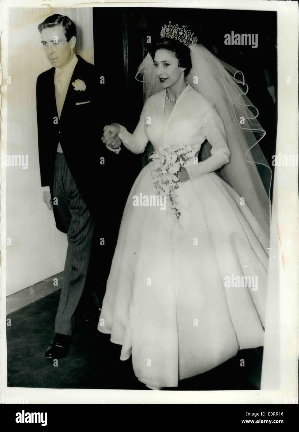05 maggio 1960 - Il Royal Wedding giovane lasciare abbazia dopo il matrimonio. La foto mostra il Mr.Antony Armstrong Jones accompagnatrici sua sposa la principessa Margaret come hanno lasciato l'Abbazia dopo le loro nozze questo pomeriggio. Foto Stock
