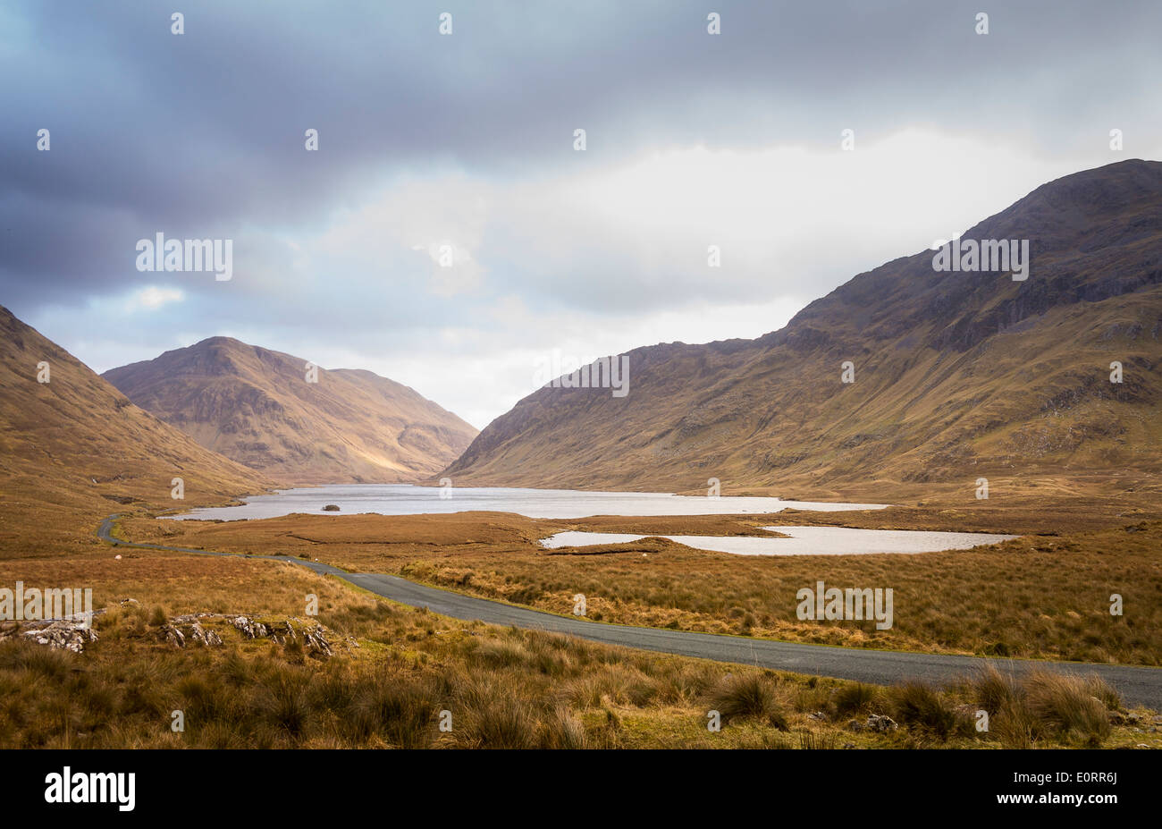 Paesaggio irlandese, lago di Doo Lough e valle di Doolough, contea di Mayo, Irlanda - luogo della tragedia della carestia irlandese delle patate Foto Stock