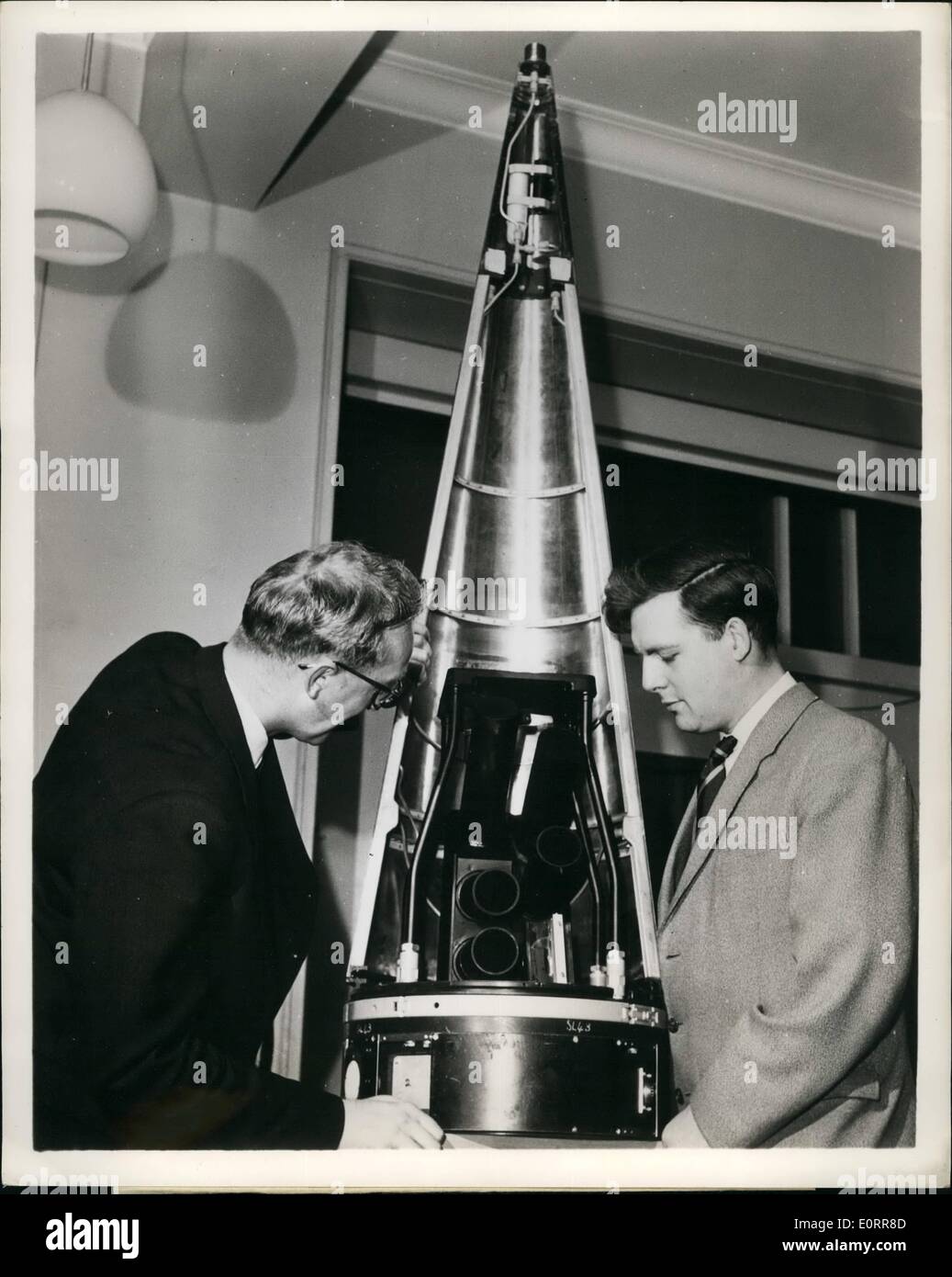 Maggio 05, 1960 - battenti telescopio per essere sparato nello spazio: Dr. P.J. Bowen (sinistra) e il dottor J.D.H. Alexander, due dei cinque-uomo lo University College di Londra, il team che ha sviluppato, effettuare un controllo finale di un telescopio di volo prima di esso è volato a Woomera, Australia, dove verrà girato nello spazio in un razzo allodola. Montato in c'ogiva, il telescopio, costruito ad un costo da 00 a 00 (circa ,500), tramite una radio-telemetro inviare indietro cosa si spera sarà un nuovo ;guardare lo spazio e permettere l'esame della parte di ultra-violetta pertanto lo spettro invisibile Foto Stock