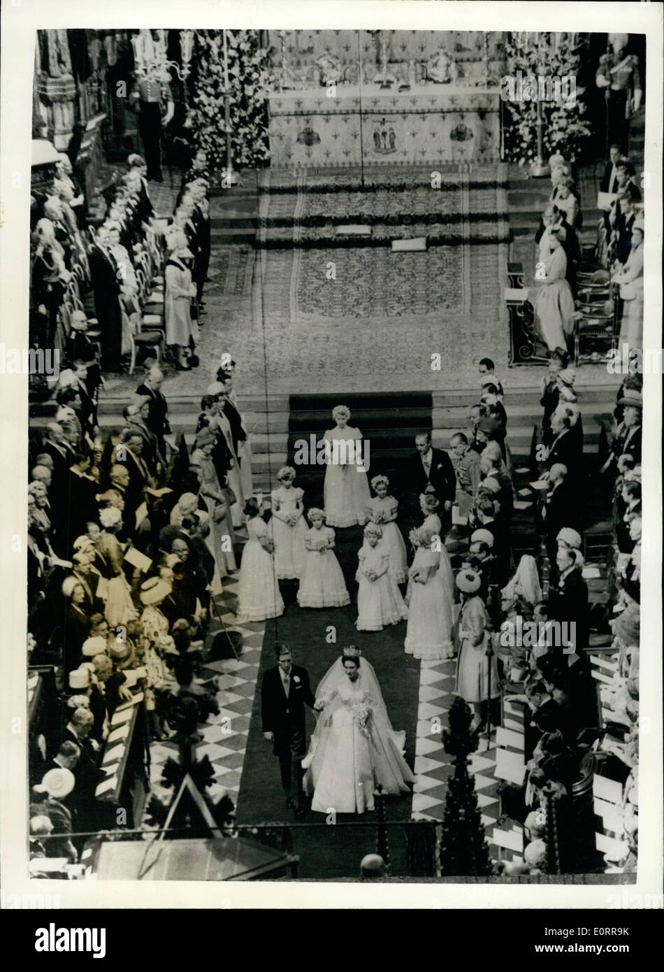05 maggio 1960 - Il Royal Wedding mano nella mano camminano giù il corridoio. La foto mostra la principessa Margaret e suo marito Antony Armstrong Jones a piedi giù per la remate dopo il loro matrimonio oggi in Westminster Abbey. La loro giovane bridesmaids può essere visto in seguito. Foto Stock