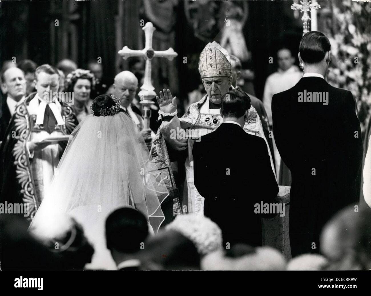 05 maggio 1960 - Il dottor Geoffrey Fisher l Arcivescovo di Canterbury e Primate della Comunione Anglicana - come egli benedice la principessa Margaret e Antony Armstrong Jones - durante il loro matrimonio all Abbazia di Westminster questa mattina. Foto Stock