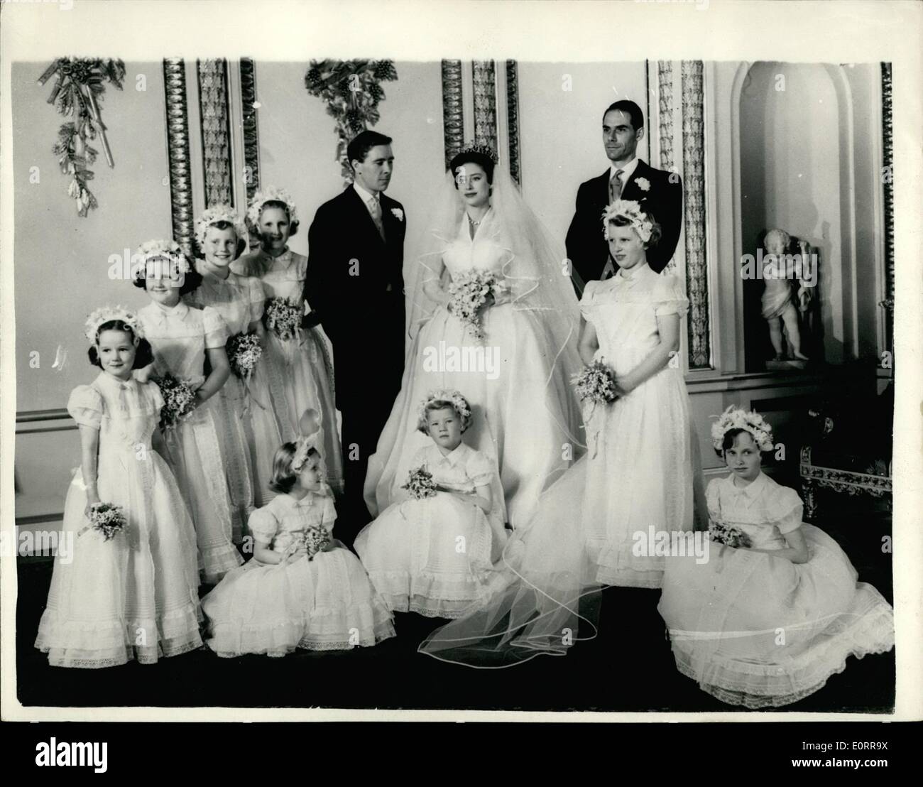 05 maggio 1960 - Il Royal Wedding gruppo ufficiale a Buckingham Palace. La foto mostra la principessa Margaret con suo marito Antony Armstrong Jones - loro bridesmaids compresi Princess Anne (in piedi - destra) e miglior uomo - dottor Roger Gilliatt - a Buckingham Palace questo pomeriggio. Foto Stock