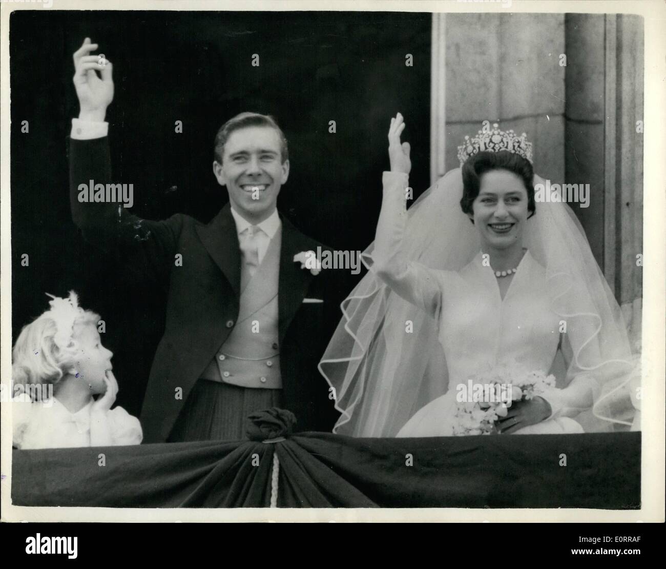 05 maggio 1960 - Il Royal Wedding.. La principessa Margaret e suo marito su Palace Balconyy. Mostra immagine: la principessa Margaret e suo marito Antony Armstrong Jones riconoscere le acclamazioni della folla quando è apparso sul balcone di Buckingham Palace - dopo il loro matrimonio a Westminster Abbey oggi. Foto Stock