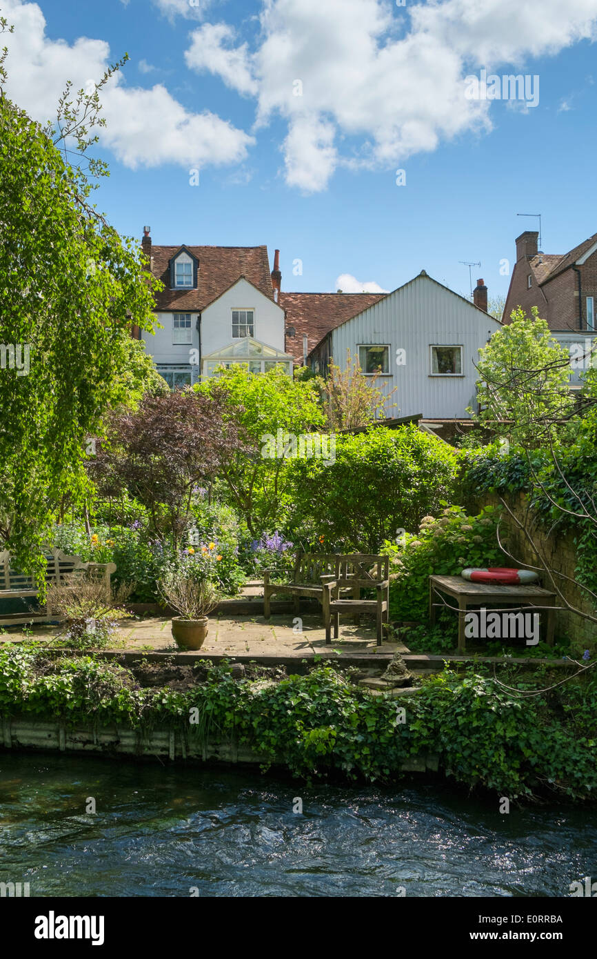 Giardino inglese - Riverside garden con grazioso e piccolo patio sul lungomare nel sud dell'Inghilterra, Regno Unito nella primavera Foto Stock