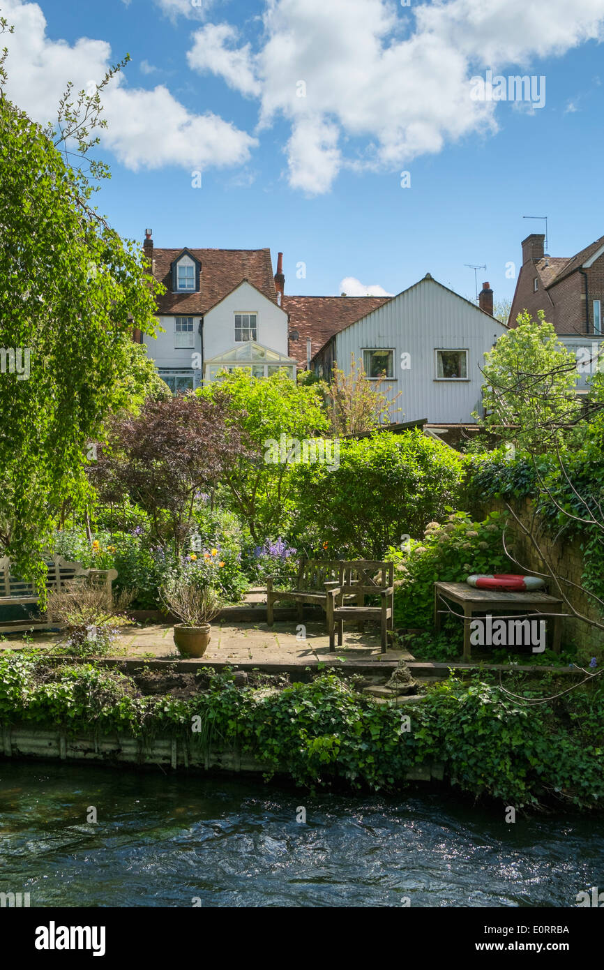 Giardino inglese sul lungofiume - giardino sul lungofiume con grazioso patio sul lungofiume nel sud dell'Inghilterra, Regno Unito in primavera Foto Stock